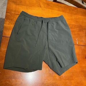 LIKE NEW mens lululemon shorts. Large. Olive.